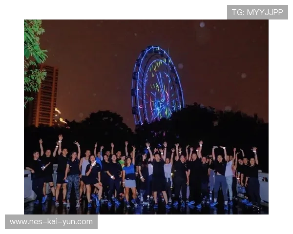 体育场馆夜间开放项目吸引市民夜跑与健身参与，体育馆夜跑图片