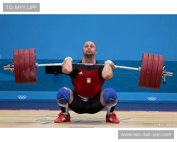 举重比赛器材断裂,选手反应速度惊人 举重比赛器材断裂,选手反应速度惊人